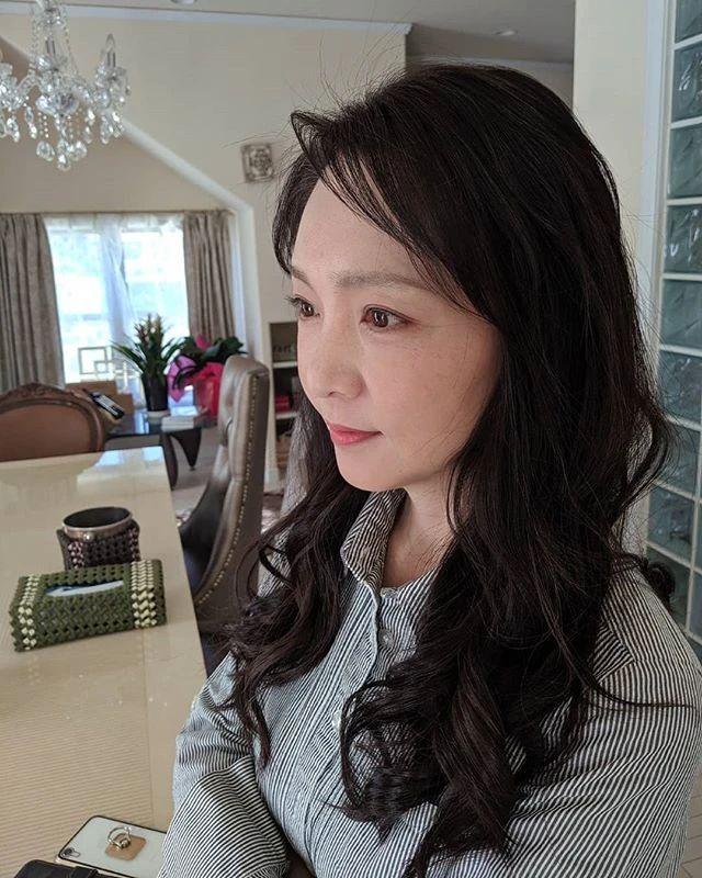 现在手工编织挣钱吗（家庭主妇靠编织手工包成为人生赢家）-万图副业网
