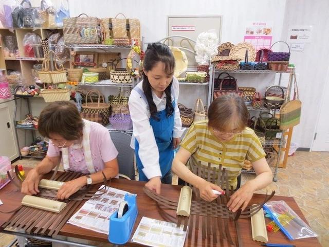 图片[7]-现在手工编织挣钱吗（家庭主妇靠编织手工包成为人生赢家）-万图副业网